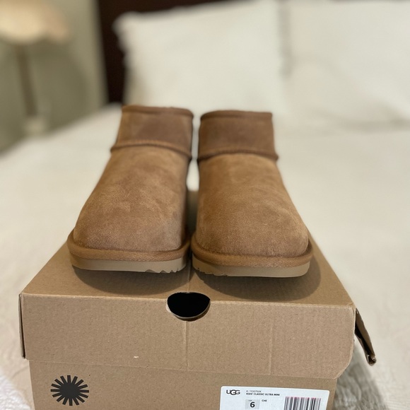 UGG Chestnut Ultra Mini Women’s Size 7/ Kids Size 6 - New With Box - Picture 2 of 8